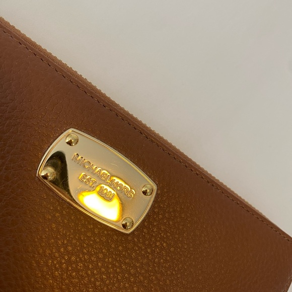 Michael Kors Leather Continental Wristlet - Picture 2 of 8